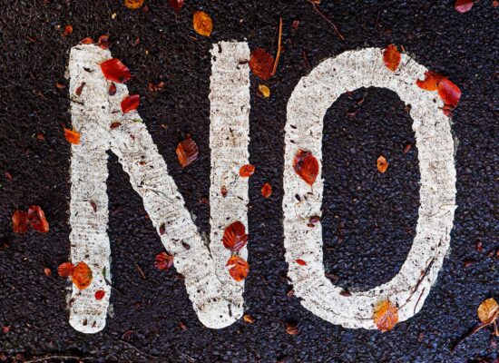 La palabra "NO" representando la importancia de poner límites personales